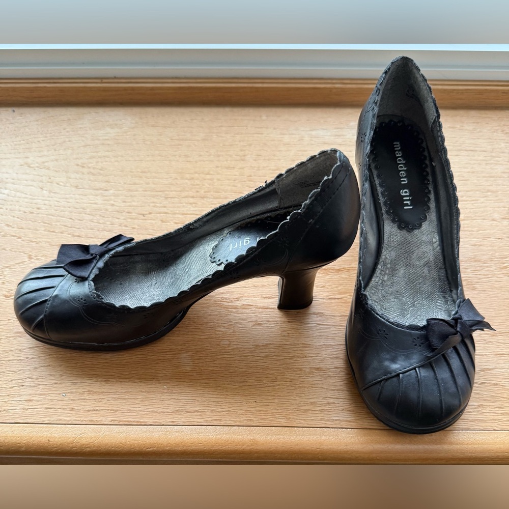 Madden Girl Black Heels with Classic Design - Picture 2 of 3